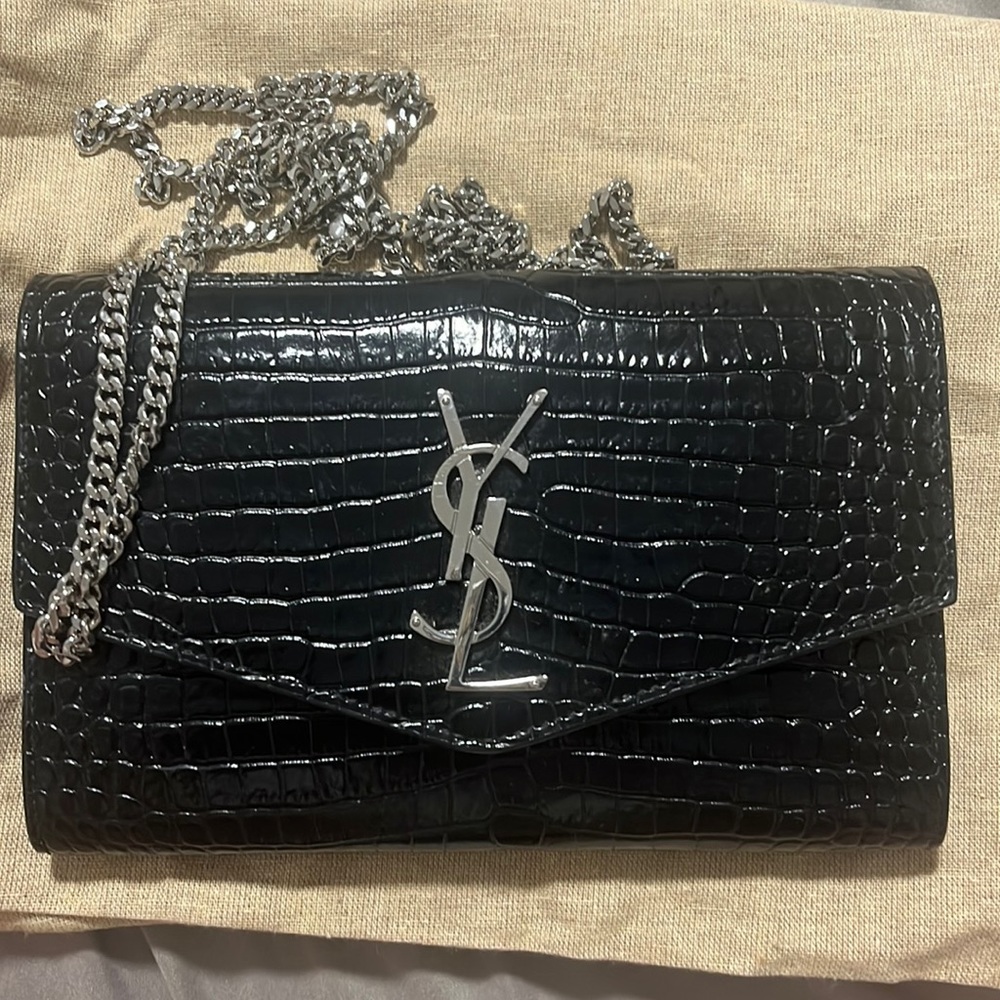 UPTOWN CHAIN WALLET IN CROCODILE-EMBOSSED SHINY LEATHER